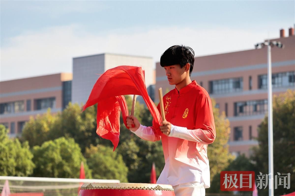 舞龙鼓手。通讯员 彭程 摄.jpg 舞龙鼓手。通讯员 彭程 摄.jpg